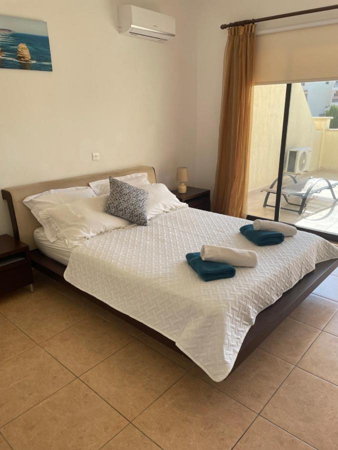 Pool side 2 Bedroom Queens gardens Complex Paphos Buitenkant foto