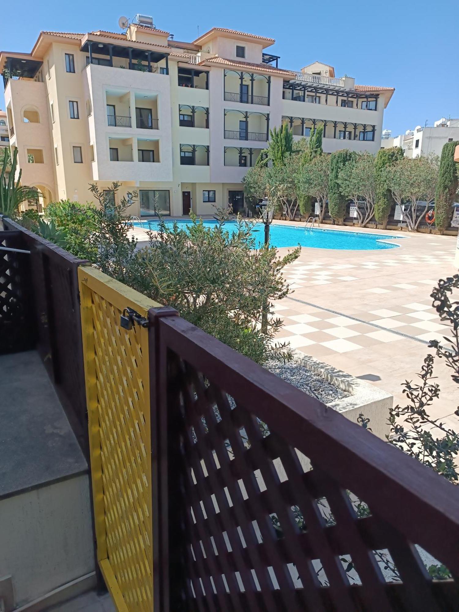 Pool side 2 Bedroom Queens gardens Complex Paphos Buitenkant foto