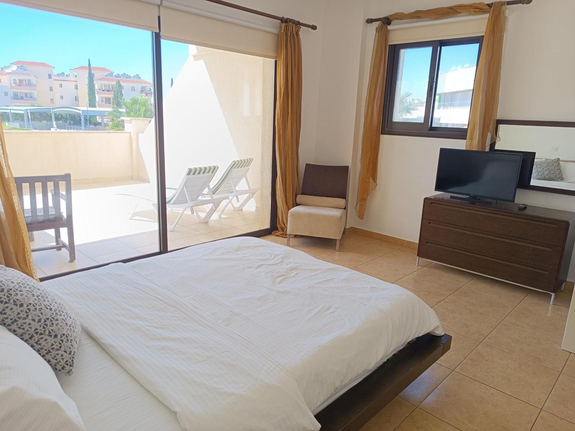 Pool side 2 Bedroom Queens gardens Complex Paphos Buitenkant foto