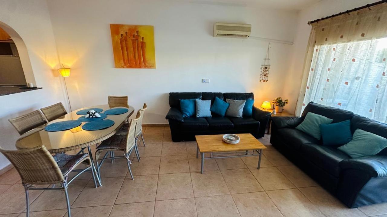 Pool side 2 Bedroom Queens gardens Complex Paphos Buitenkant foto