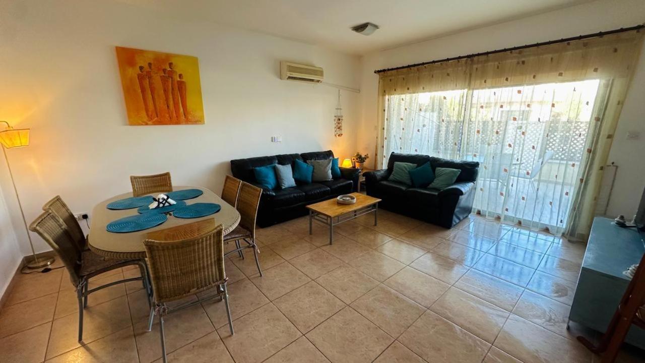 Pool side 2 Bedroom Queens gardens Complex Paphos Buitenkant foto